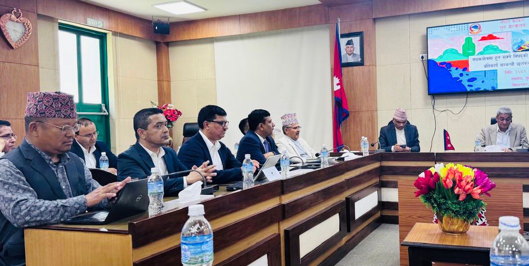 मालबाहक सवारीमा ओभरलोड नियन्त्रण गर्न गृहमन्त्री लेखकको निर्देशन
