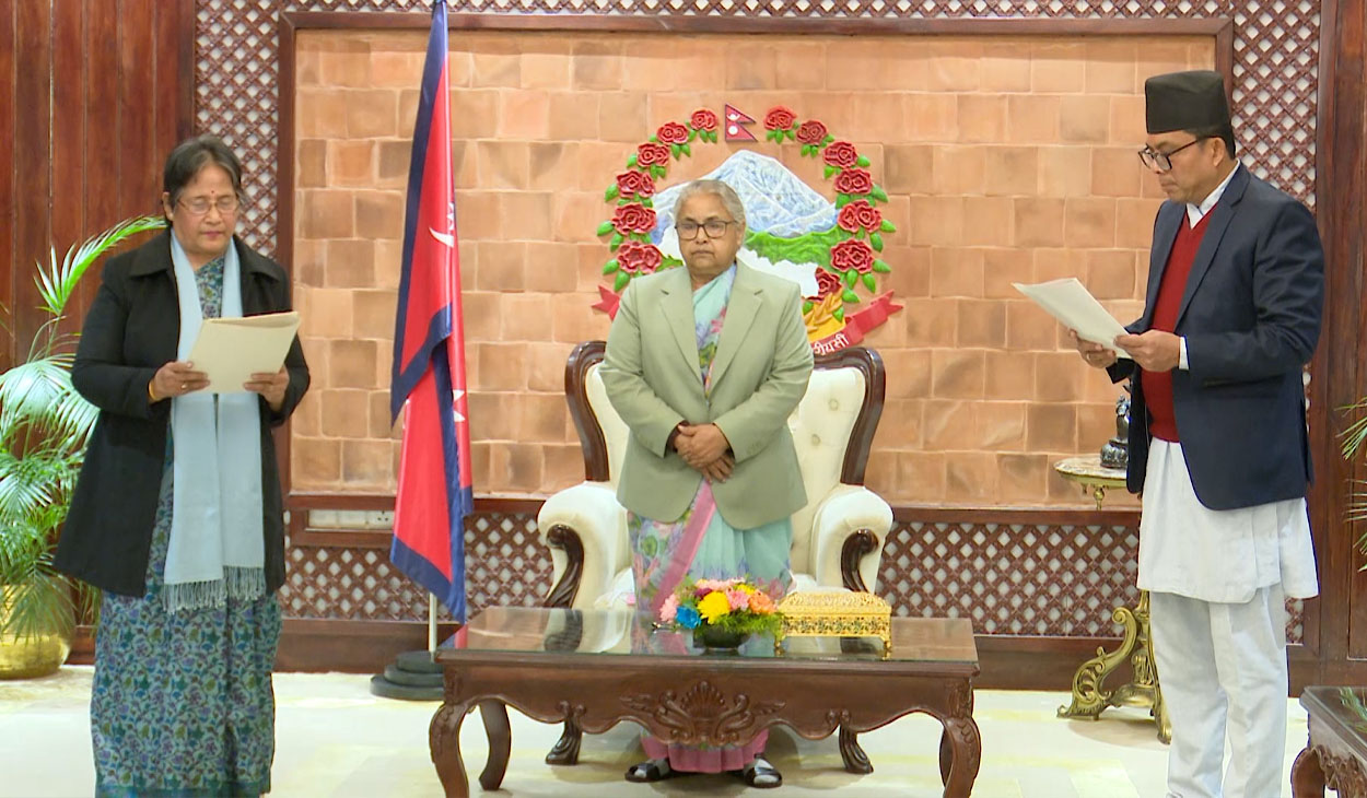 योजना आयोगका नवनियुक्त उपाध्यक्ष र सदस्यले लिए शपथ