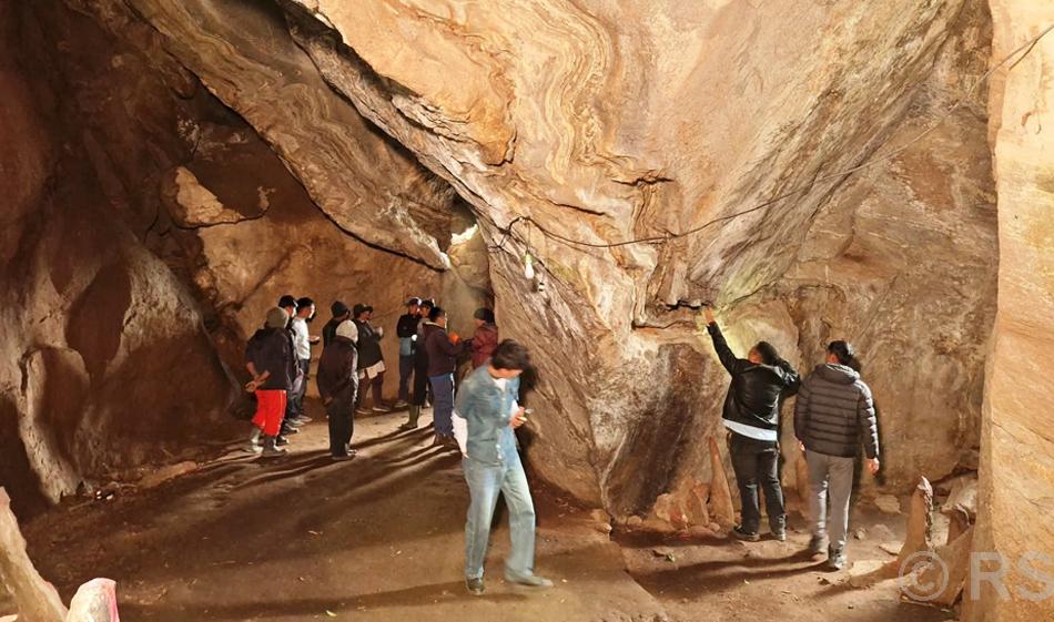 श्रमदानमार्फत धन्नेश्वरी गुफा सरसफाइ