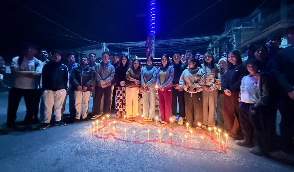 भदौ २३ र २४ का सहिदको सम्झनामा दमकमा जेन–जी युवाद्वारा दीप प्रज्वलन