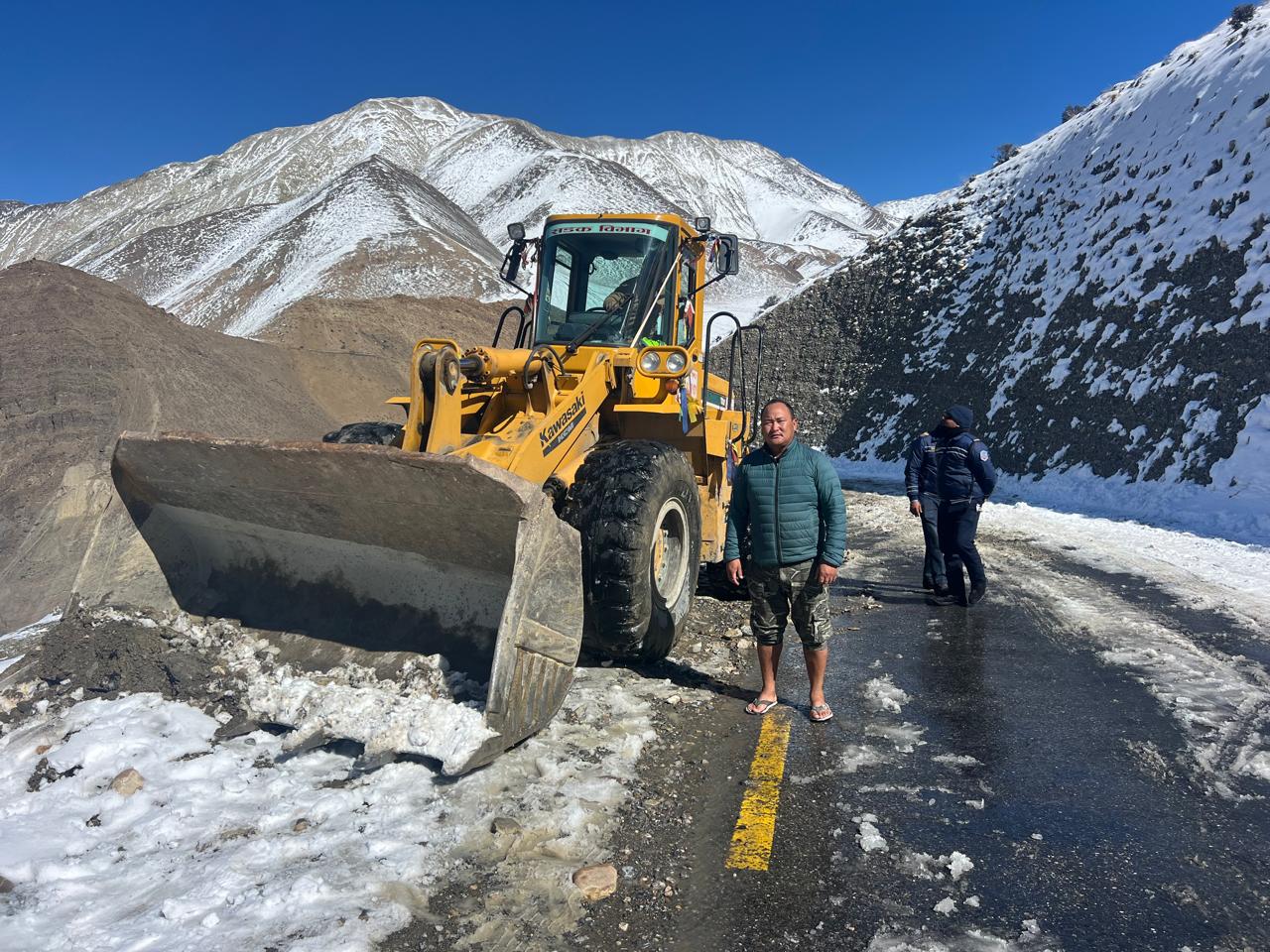 अवरुद्ध कागबेनी–मुक्तिनाथ सडकको हिउँ पन्छ्याउन सुरु
