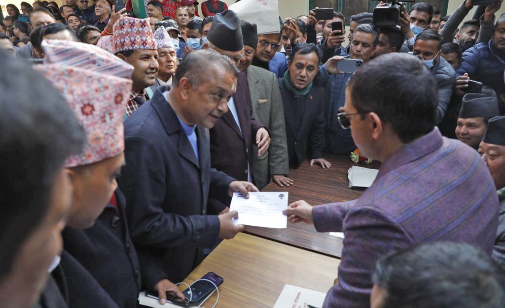 गगनले गराए उम्मेदवारी दर्ता