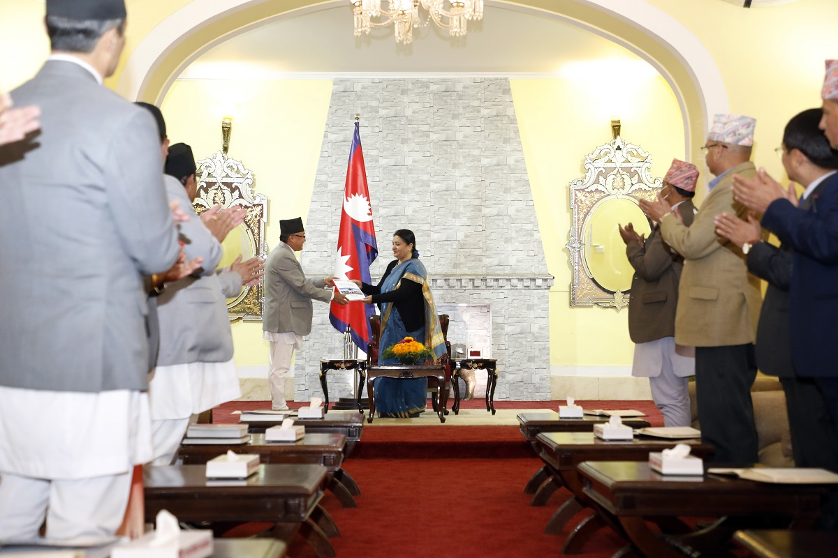 निर्वाचन आयोगले गर्यो राष्ट्रपतिसमक्ष निर्वाचनको प्रतिवेदन पेस