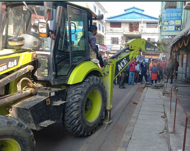 अवैध संरचना हटाउदै विराटनगरमा महानगर