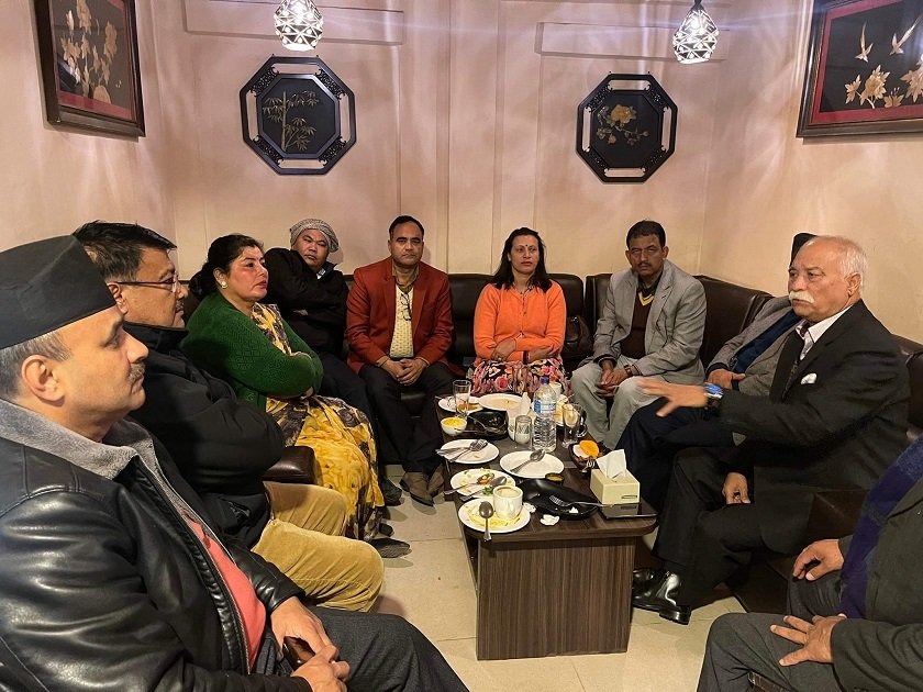 कांग्रेसका दर्जन केन्द्रीय सदस्यहरुले भने तत्काल केन्द्रीय समिति बैठक बोलाउ