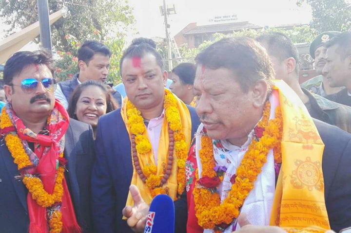 निवासमै पुगेर गगनले मागे प्रकाशमान सिंहसँग भोट
