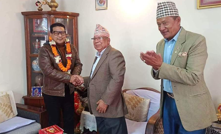 निर्विरोध निर्वाचित प्रदेश सांसद दीपक मनाङे नेकपा एकीकृत समाजवादीमा प्रवेश