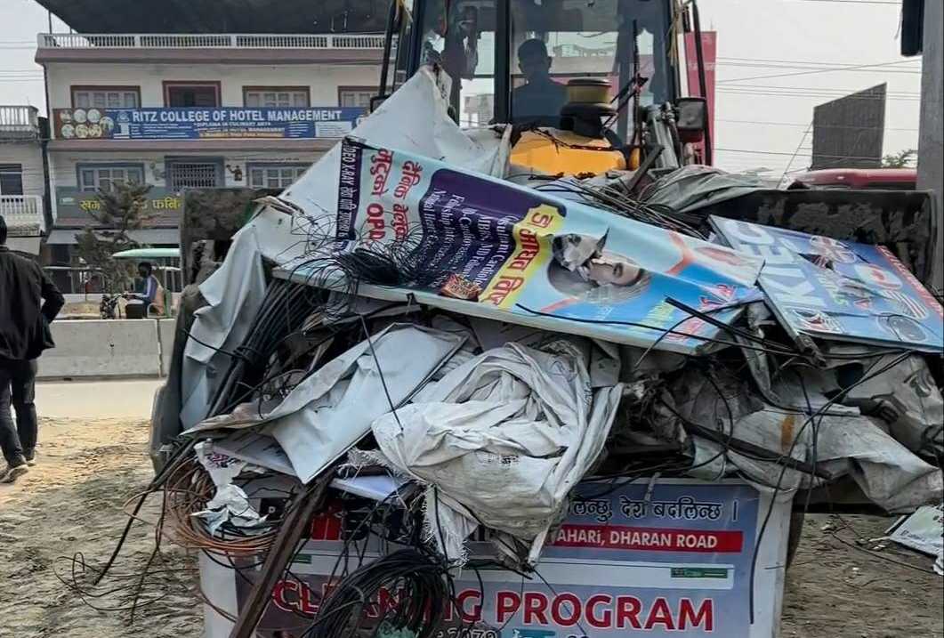 इटहरीका अब्यबस्थित तार र होडिङ्ग बोर्डहरु हटाउन थालियो