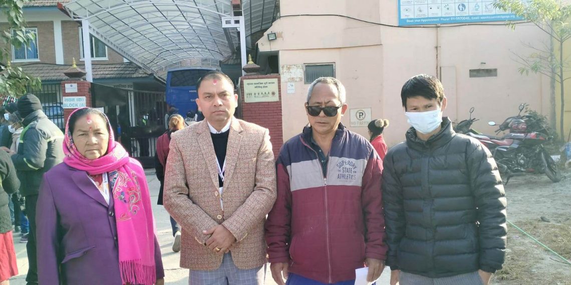 उपचारका लागि काठमाडौँ पुगेका कर्णबहादुर लाई बराहक्षेत्र नगरप्रमुख कार्कीको सहयोग