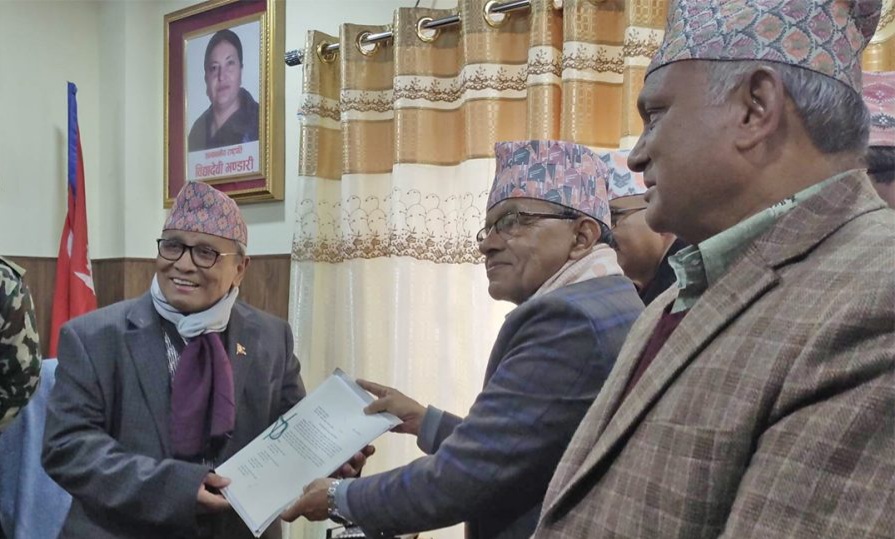 लुम्बिनी प्रदेश: लिला गिरीले मुख्यमन्त्रीको शपथ लिंदै