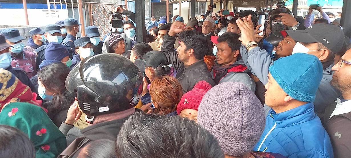 विमान दुर्घटना:पहिचान भएका शव समेत नदिएको भन्दै अस्पतालमा मृतकका आफन्त आक्रोशित