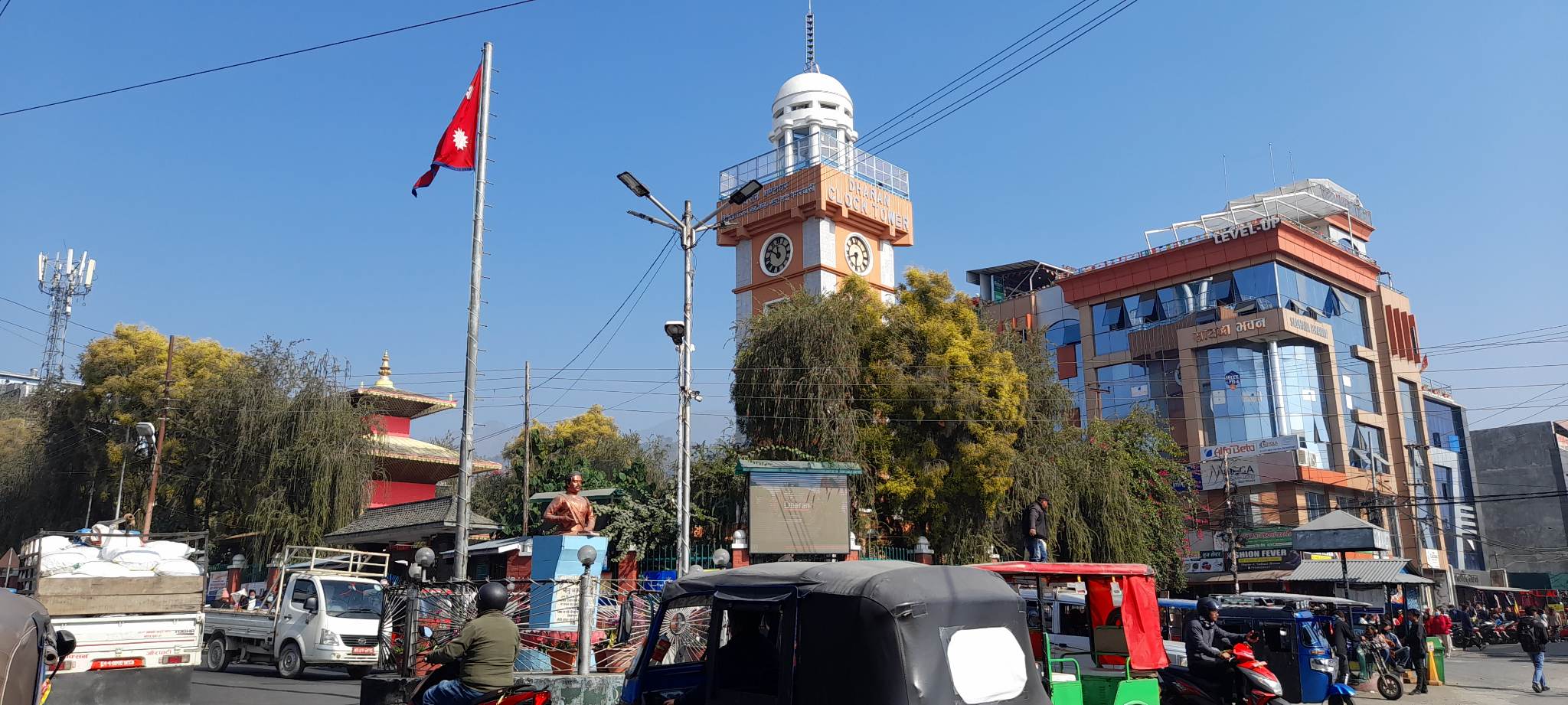 वेवास्तामा धरानको घण्टाघरःन घडि चल्छ,न घण्टा बज्छ