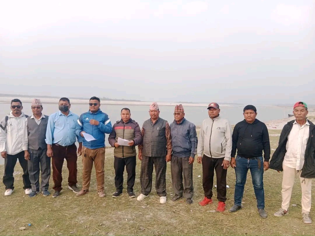 कोशी नदिमा  खुल्ला ढुङ्गा दौड प्रतियोगिता हुदै