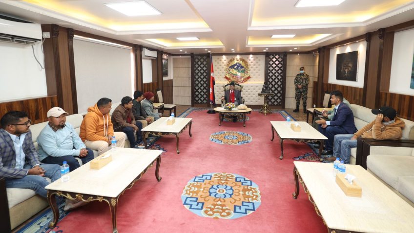 साउदी जेलमा रहेका धनकुटाका दिनेशलाई नेपाल ल्याउन पहल गर्ने प्रधानमन्त्रीको प्रतिबद्धता