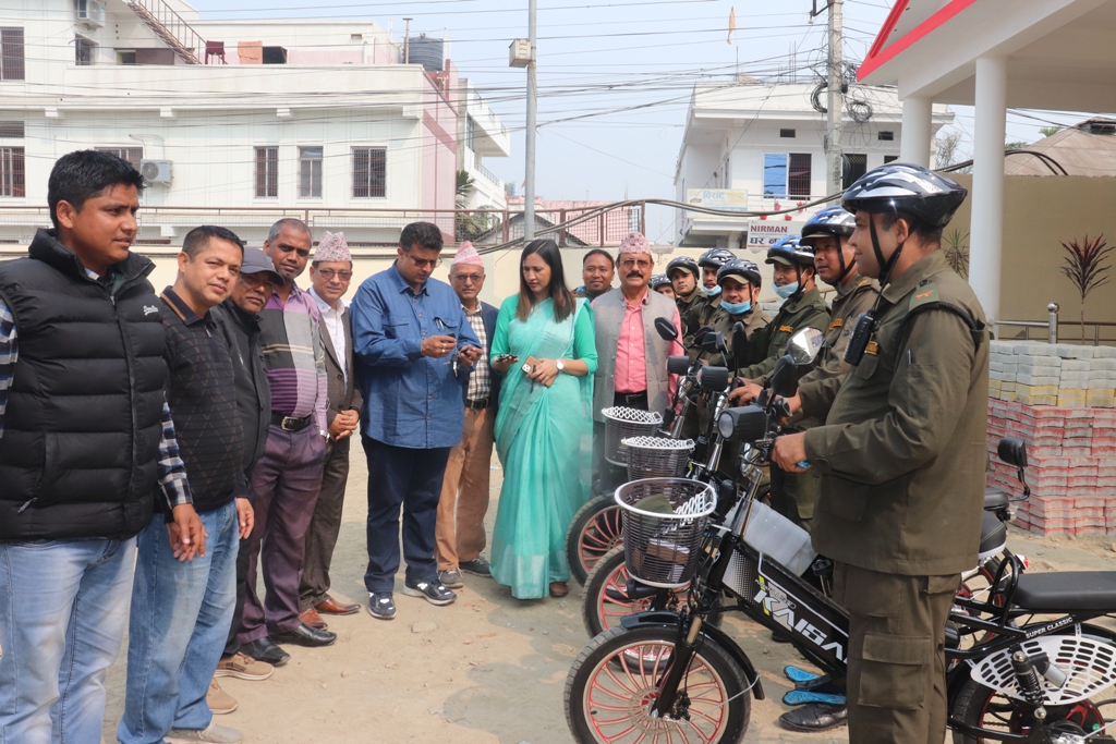 विराटनगरमा नगर प्रहरीलाई इलेक्ट्रिक साइकल वितरण