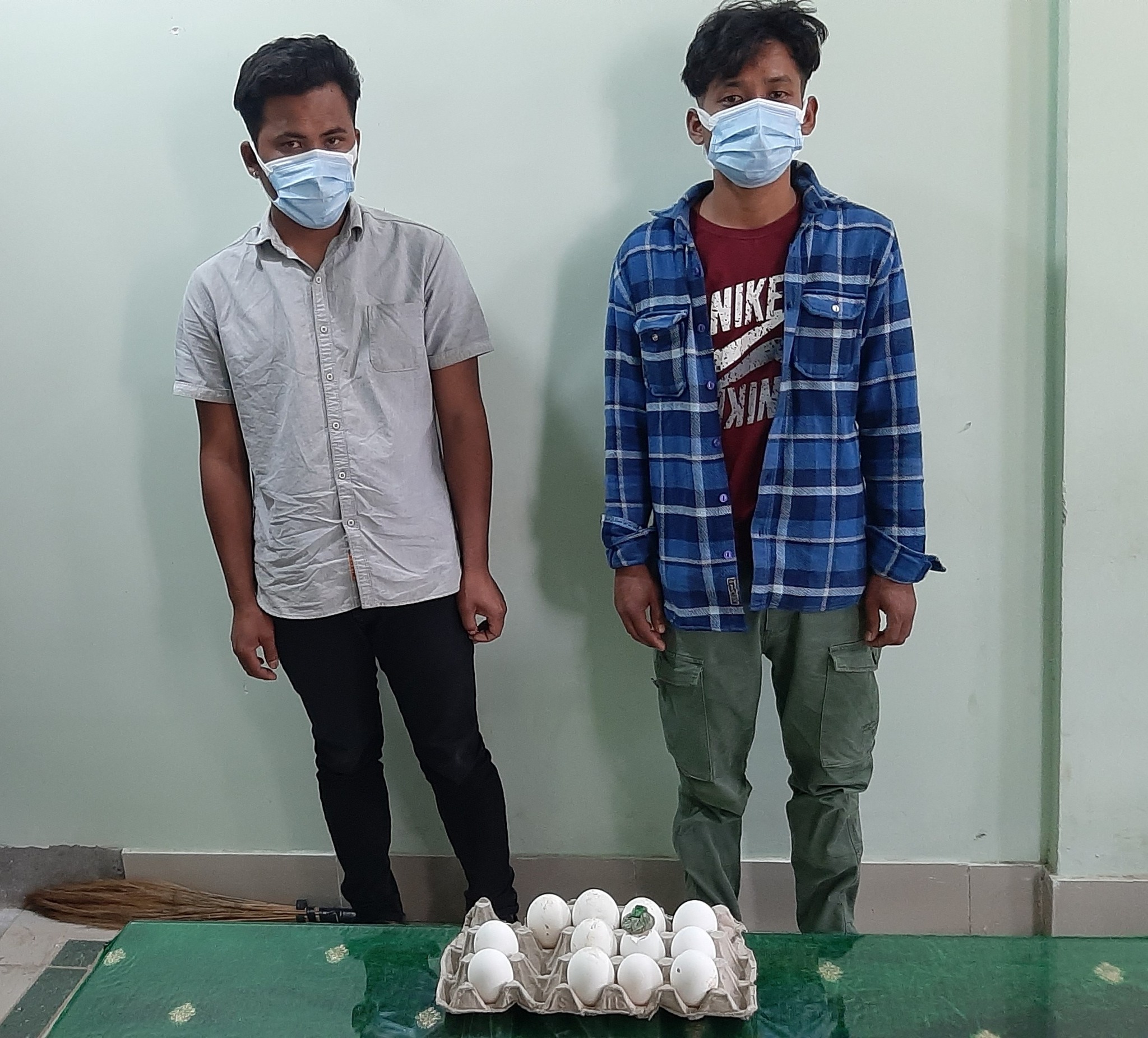 अण्डाभित्र लागूऔषध लुकाएर ल्याउने दुई पक्राउ