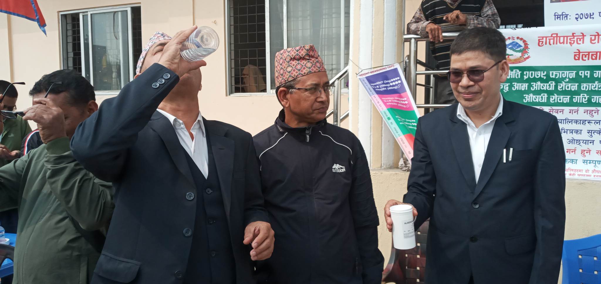 बेलबारीका मेयर र उपमेयरले हात्तीपाइलेविरुद्ध औषधी खाएर शुरु गरे अभियान