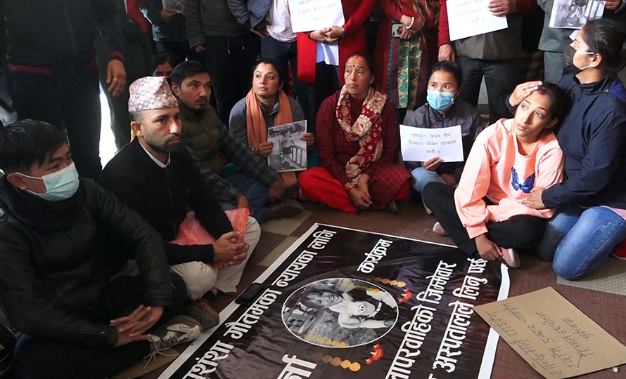 बालिका मृत्यु प्रकरण : हिमाल अस्पतालमा पीडित पक्षको धर्ना