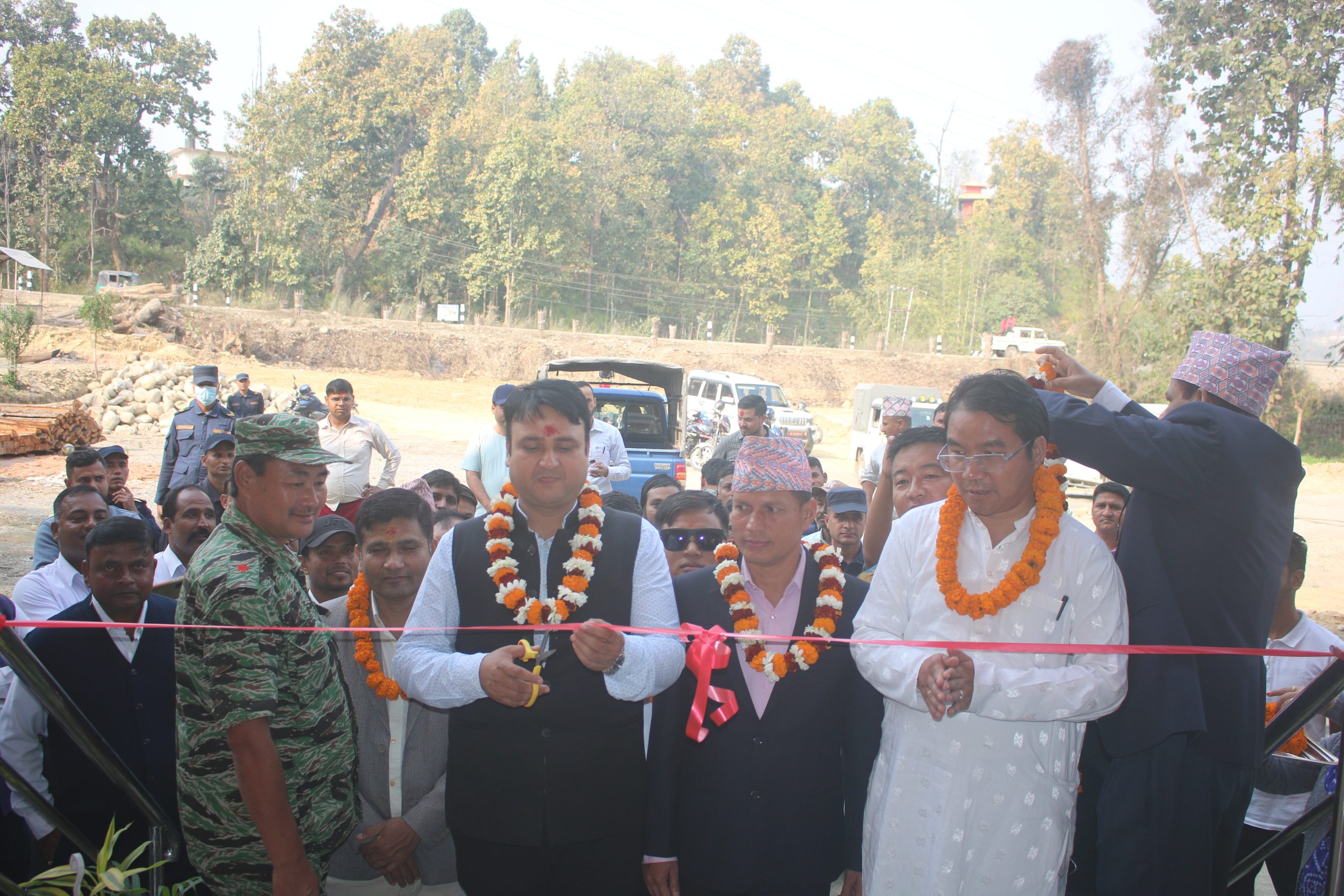 प्रदेश १ का मन्त्री जीवन आचार्यले गरे वन भवनको उदघाटन