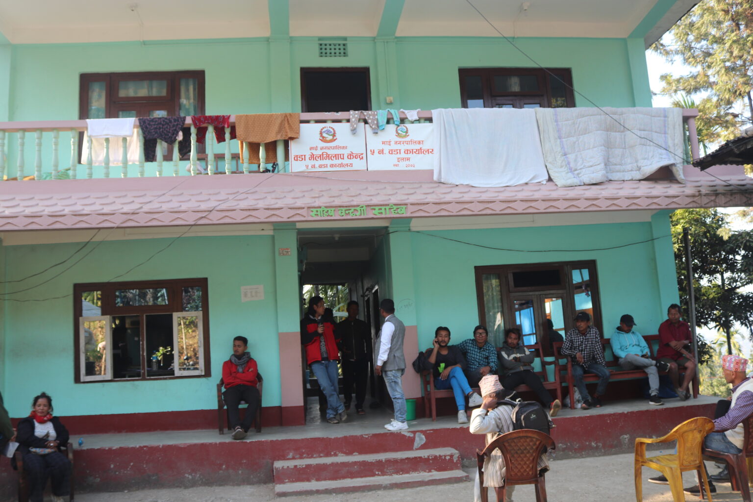 आर्थिक अनियमितता गर्नेलाई संरक्षण गरिएको भन्दै वडा कार्यालयमा तालाबन्दी