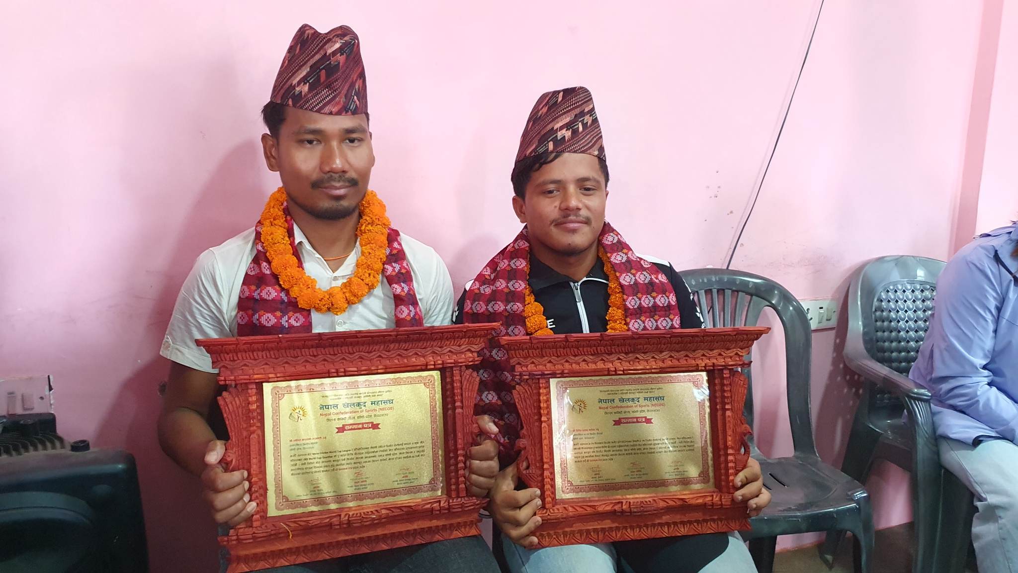 नेपाल खेलकुद महासंघ मोरङद्वारा क्रिकेटर ललित र दीपेश सम्मानित