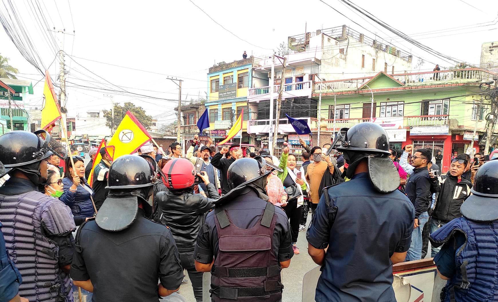 संसदमा नामकरणको छलफल, प्रदेशसभा भवन अगाडि प्रदर्शन