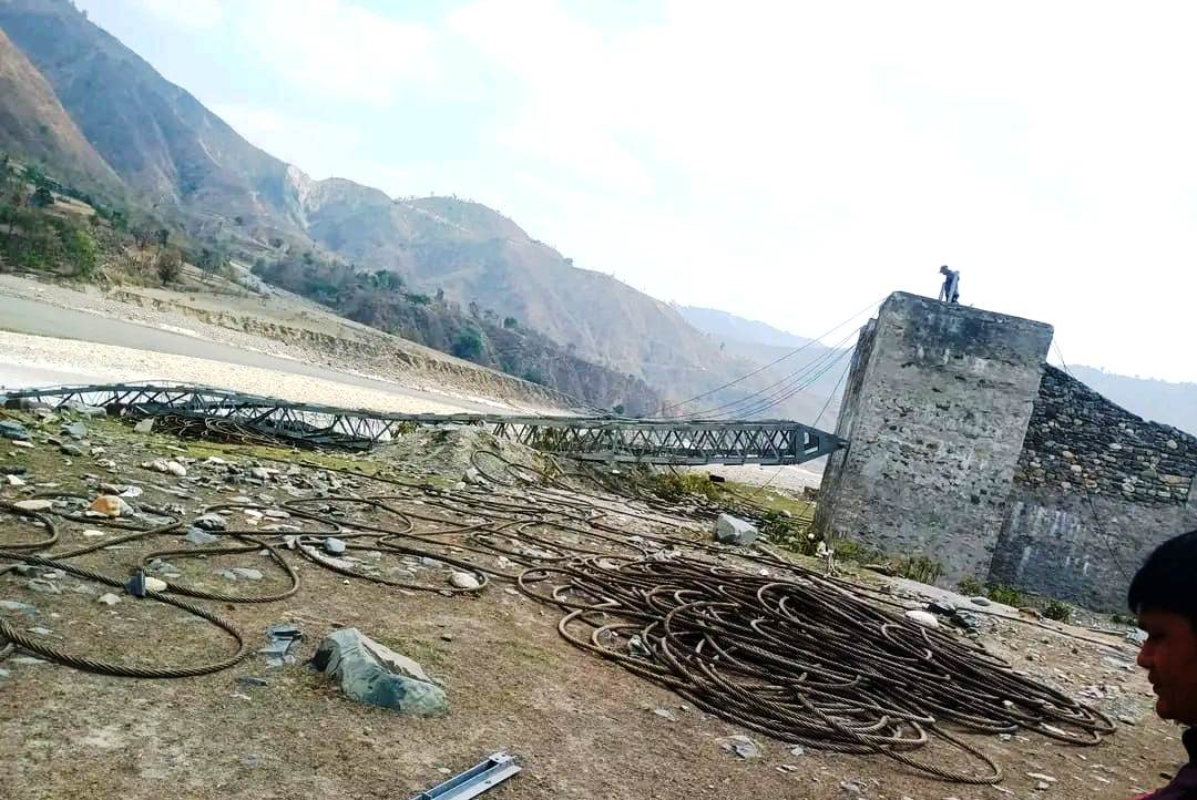 उदयपुर र खोटाङ जोड्ने सुनकोशीको झोलुंगे पुल भत्कियो