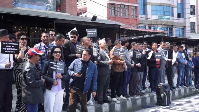 उद्योगी तथा व्यवसायीहरुले बैंकको चर्को ब्याजदरबिरुद्ध संसद भवन घेर्ने दिए चेतावनि