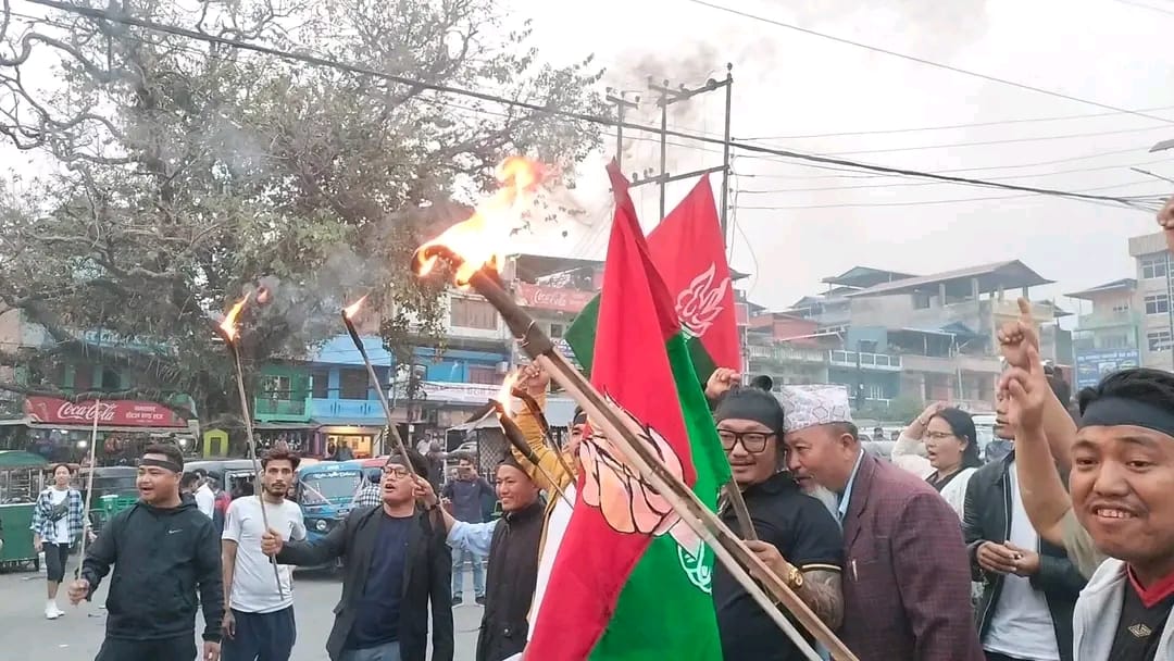 धरान भानुचौकमा ‘कोशी प्रदेश’ जलाइयो, राँके जुलुस प्रदर्शन