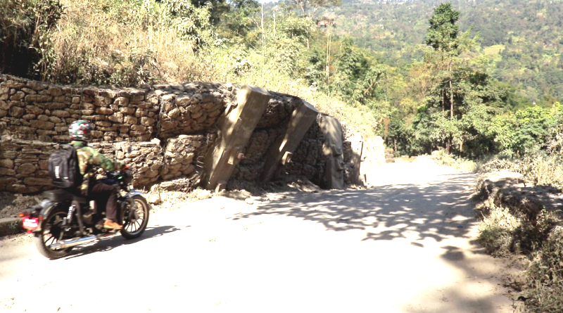 जोखिमपूर्ण बन्दै मेची राजमार्गको यात्रा