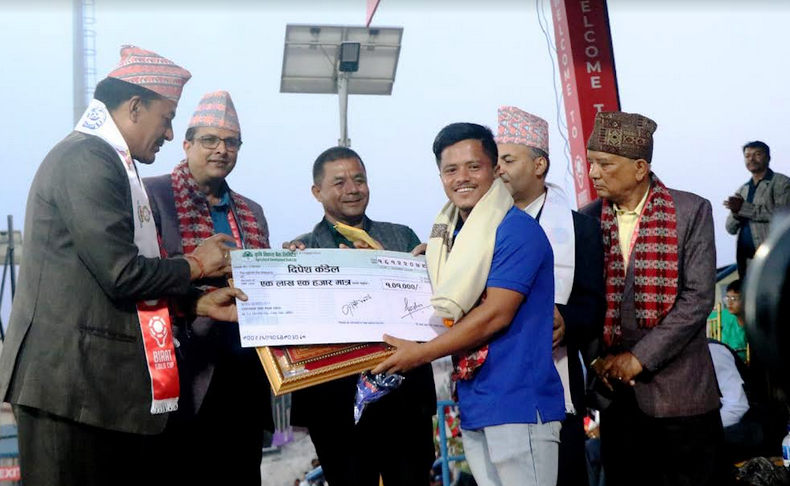 विराटनगर महानगरद्वारा क्रिकेटर राजवंशी र कँडेल पुरस्कृत