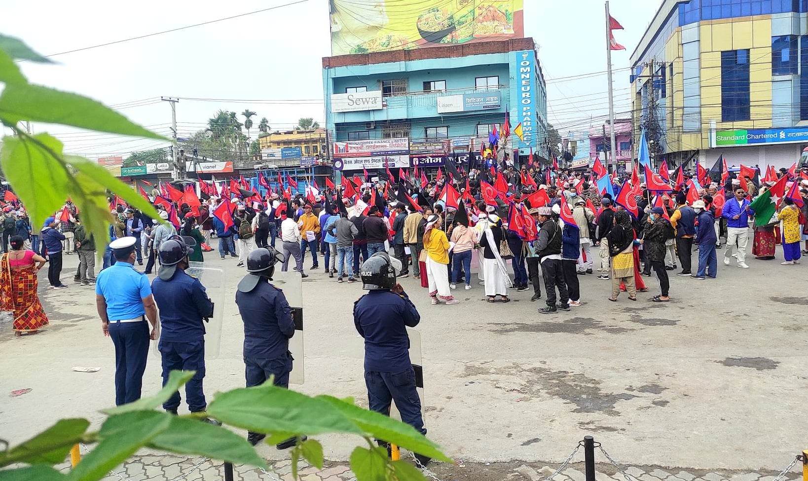 विराटनगरमा भएको प्रदर्शनमा झडप, प्रहरीद्वारा हवाई फायर