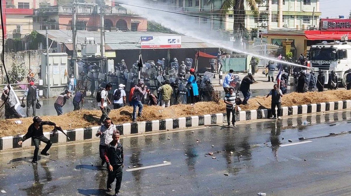 विराटनगर तनावग्रस्तः प्रदर्शनकारीको ढुंगा, प्रहरीको अश्रुग्यास