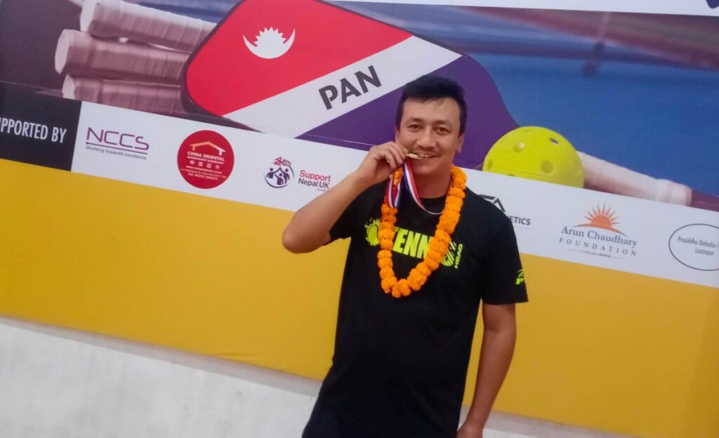 इंग्ल्याण्डका खेलाडीलाई हराएको राधेश्यामको टोलीलाई स्वर्ण