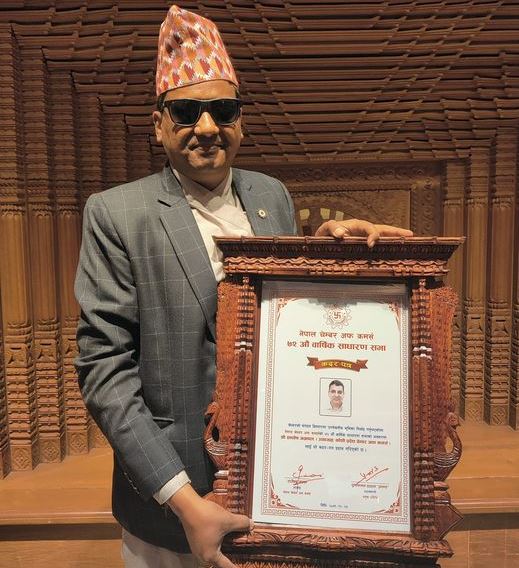 बिर्तामोडका व्यवसायी सन्तोषलाई चेम्बर अफ कमर्सको सम्मान