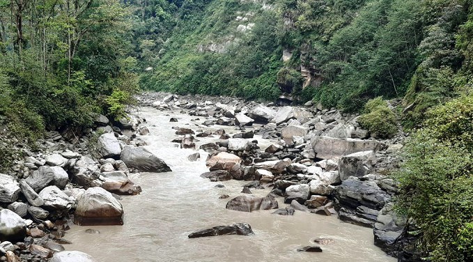 सुक्खा पहिरो खसेपछि अरुण नदी थुनियो, निकास दिने प्रयास हुँदै