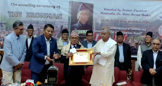 धरानका अग्रज पत्रकार आचार्यलाई २५ हजार रुपैयाँ सहित प्रजातन्त्र सेनानी सम्मान