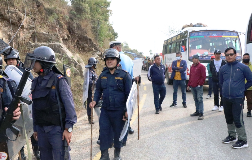 काम अलपत्र पार्ने ठेकेदारलाई कारबाही माग्दै सगरमाथा लोकमार्ग अवरुद्ध