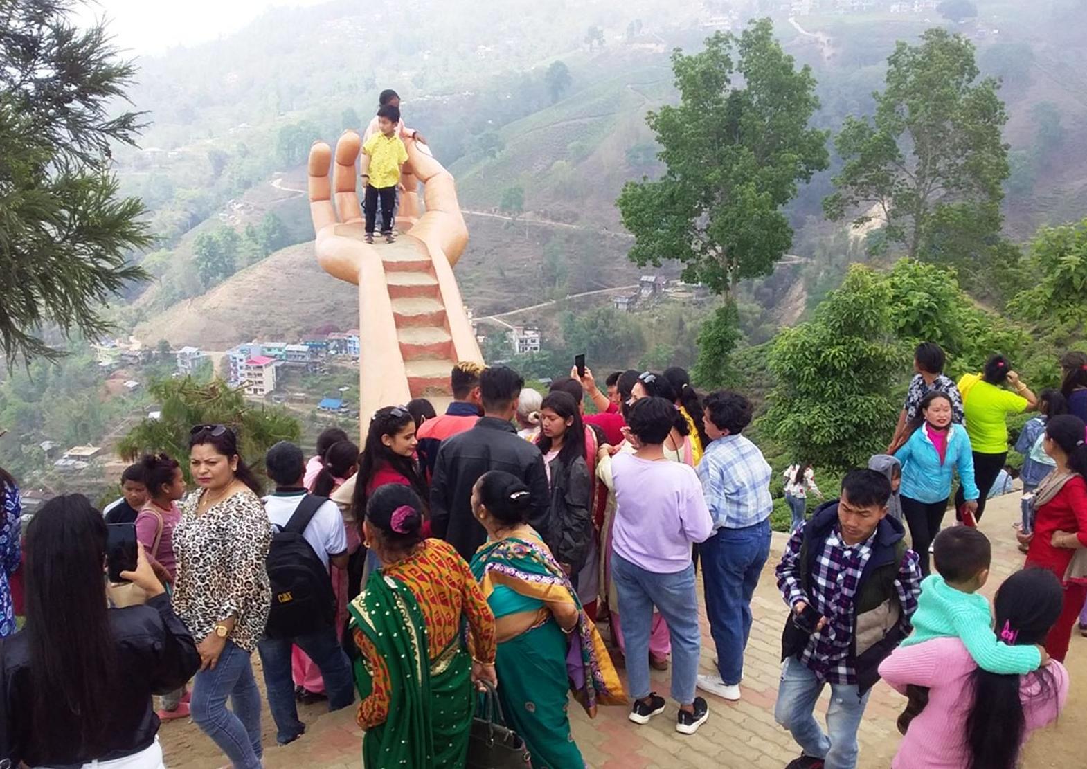 पर्यटकको ध्यान तान्दै ‘हात’