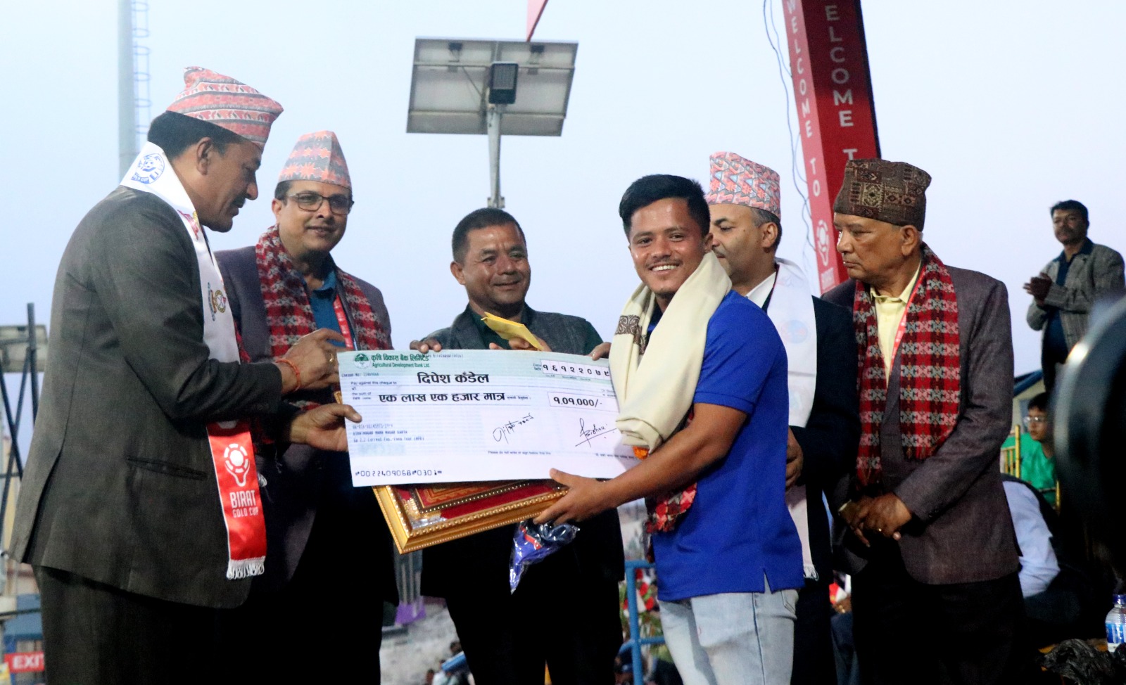 विराटनगर महानगरद्वारा क्रिकेटर राजवंशी र कँडेल पुरस्कृत