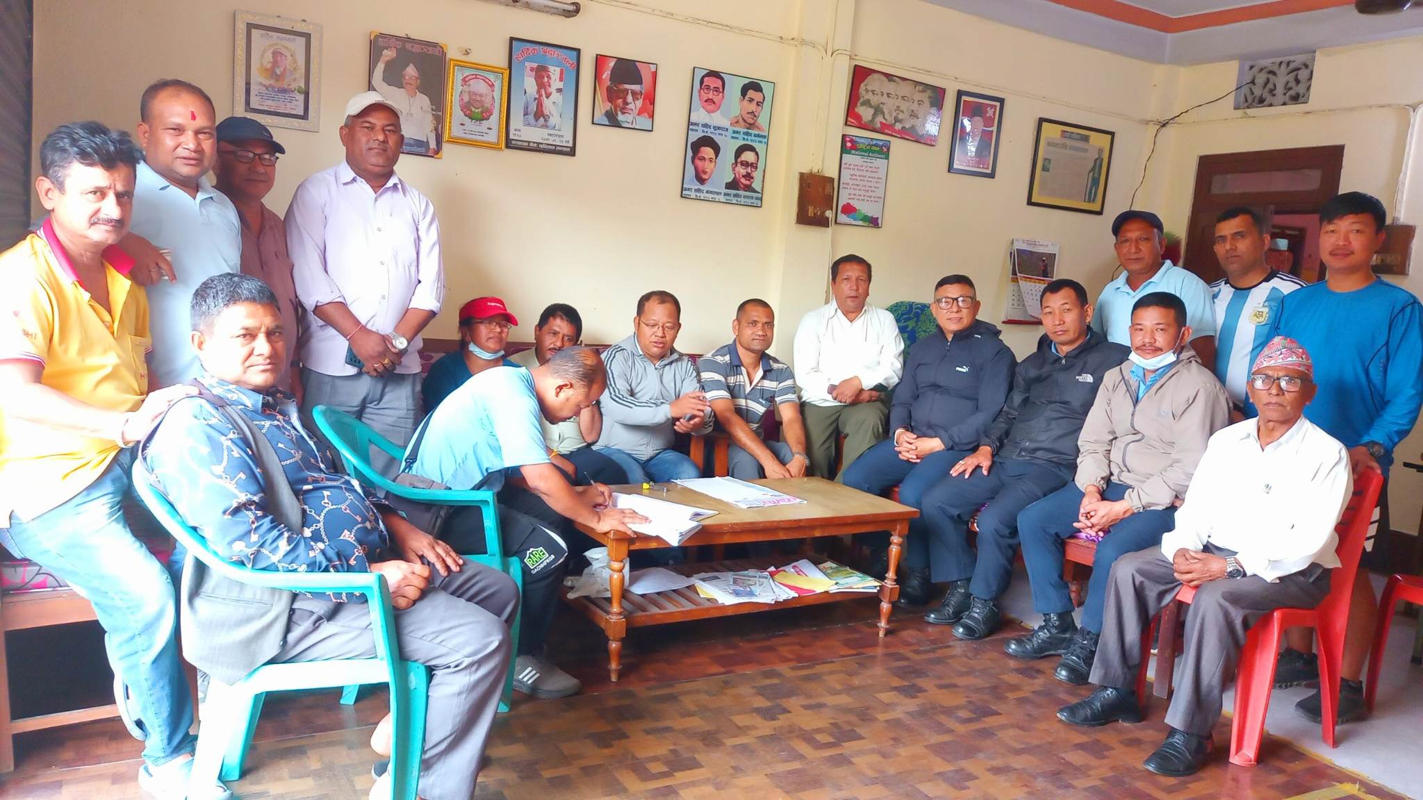 शक्ति प्रदर्शन गर्दै धरानका मजदुरहरू