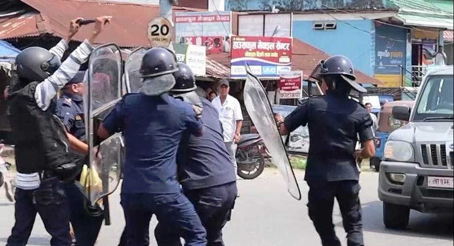 पहिचानवादी कार्यकर्ताले ओलीलाई देखाए कालोझण्डा