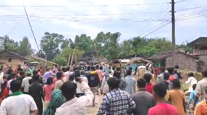 महोत्तरीमा प्रहरी र प्रदर्शनकारीबीच झडप, हवाई फायर
