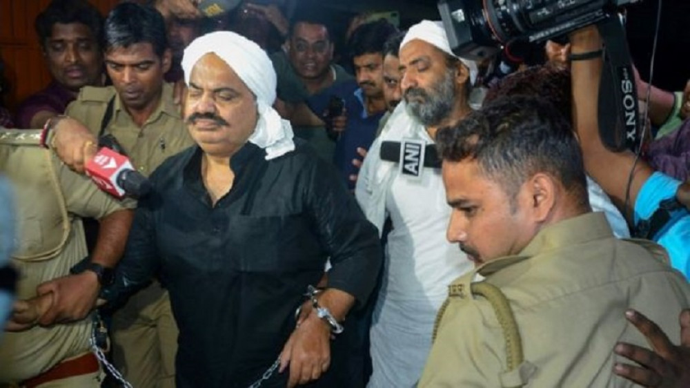भारतमा पत्रकार बनेर आएका आक्रमणकारीले गरे पूर्वसांसद र उनका भाइको गोली हानी हत्या