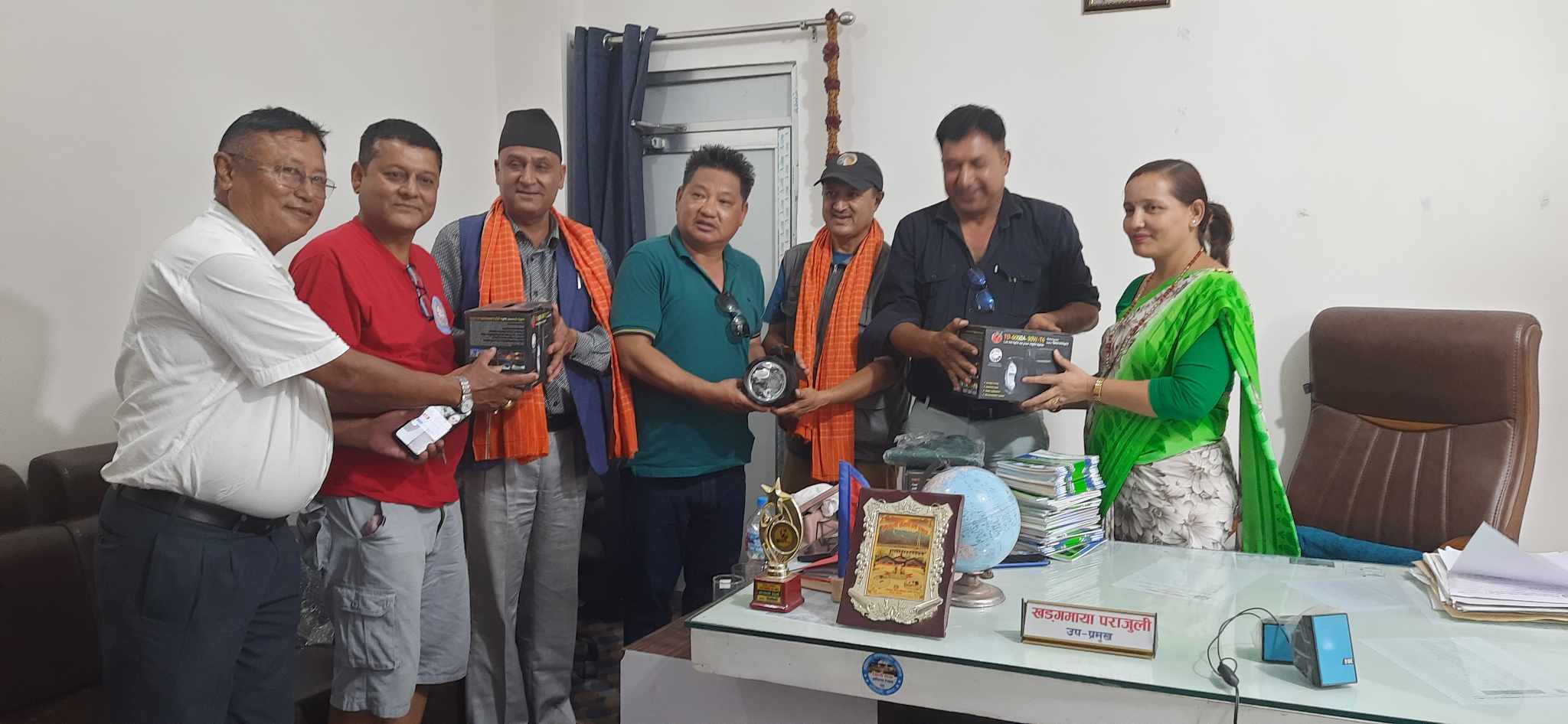 हात्ती प्रभावित क्षेत्रका स्थानीयलाई सहयोग 