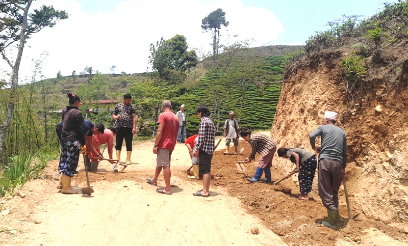 श्रमदानमा जुट्दै साँखेजुङका स्थानीय
