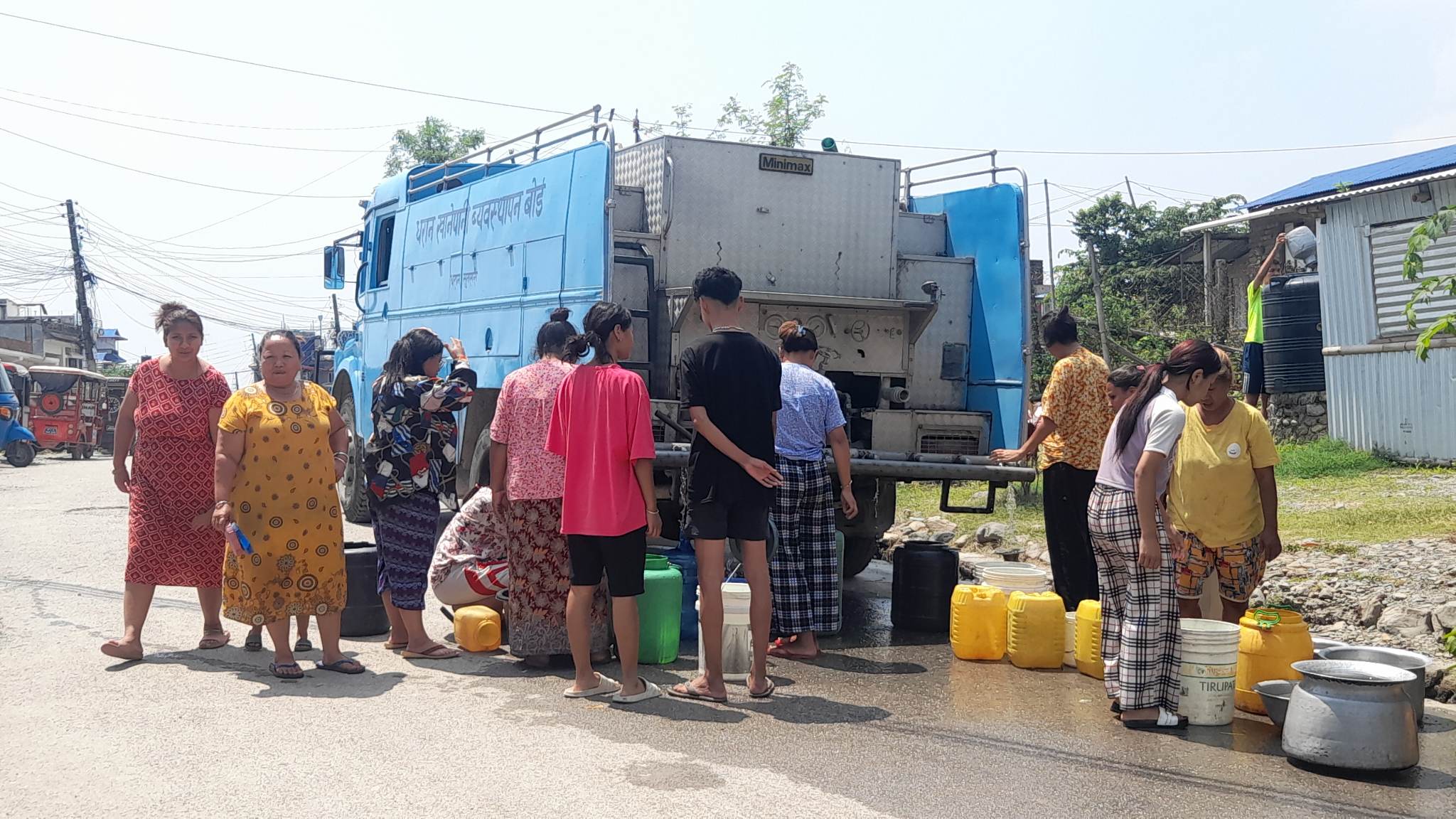 धरानमा खानेपानी चरम अभाव, पैसा तिर्दा पनि पाइँदैन पानी