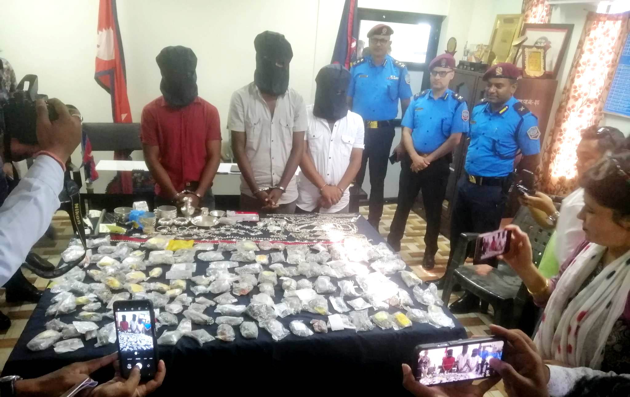 ६१ लाखको सुनचाँदी चोर्ने समूह पक्राउ