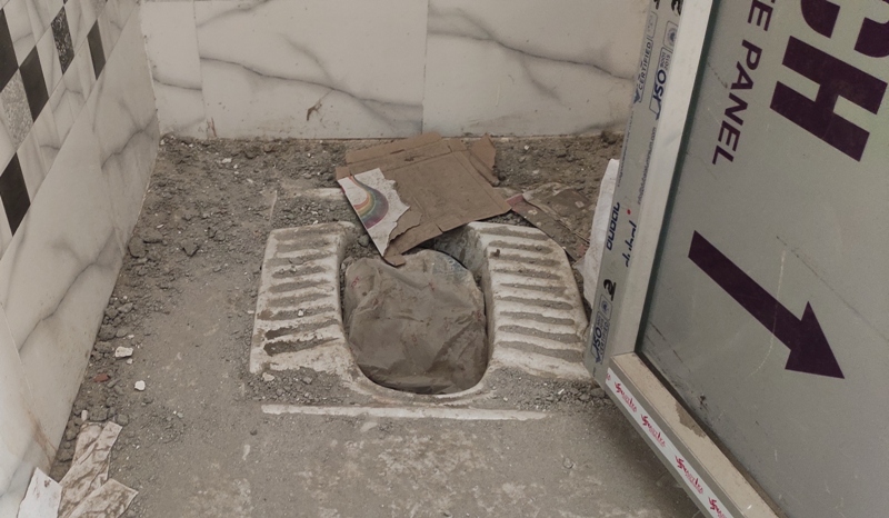 इटहरीमा निर्माणाधीन सार्वजनिक शौचालय ४ वर्षदेखि अलपत्र, ठेकेदार सम्पर्कविहीन