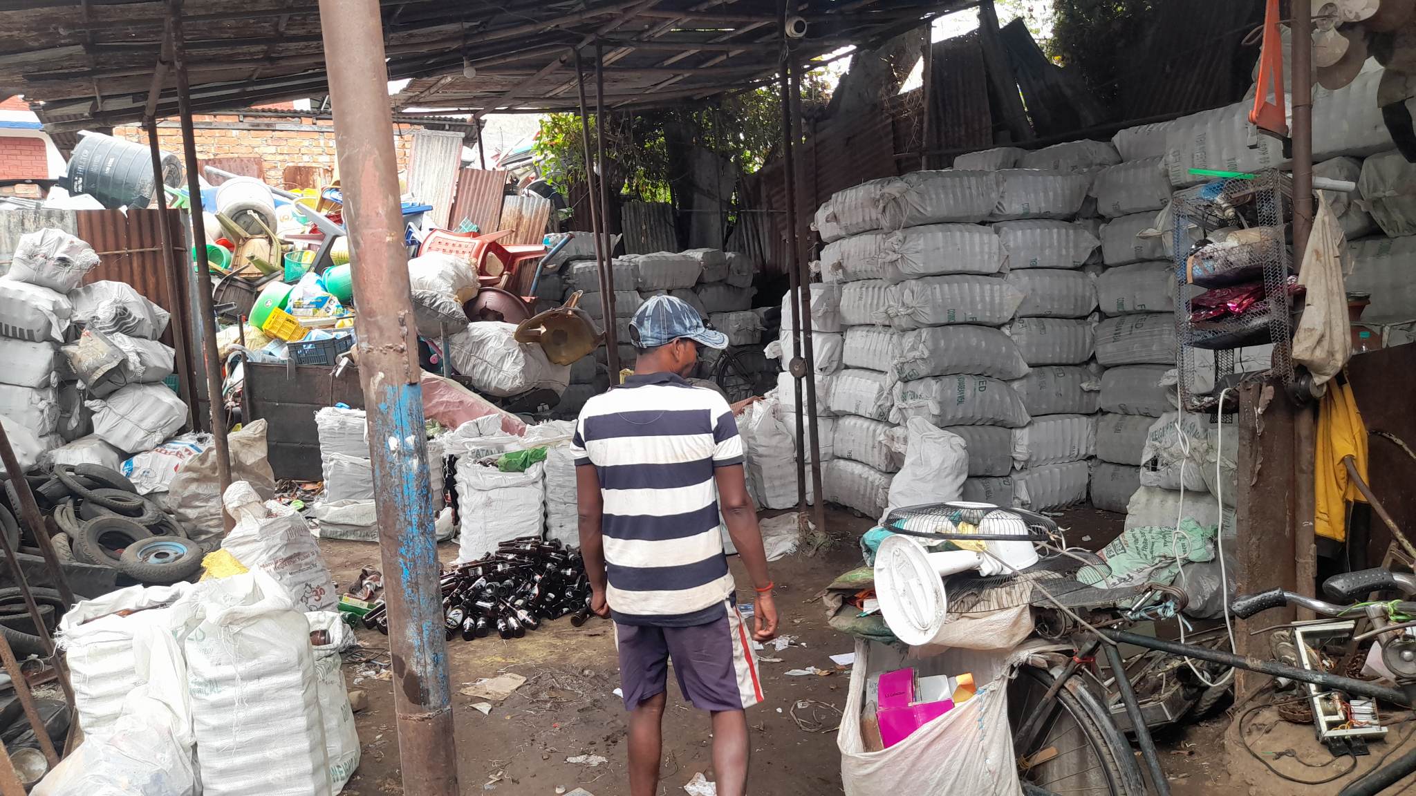 बजारबाट कवाडी संकलन केन्द्र हटाउँदै धरान उपमहानगर